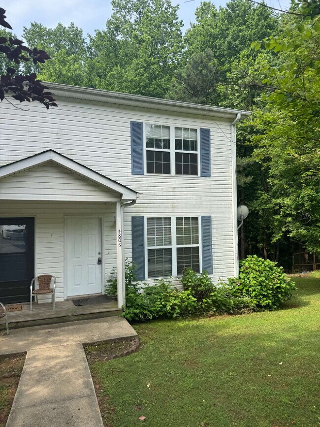Foto del edificio - Spacious duplex available in Flowery Branch