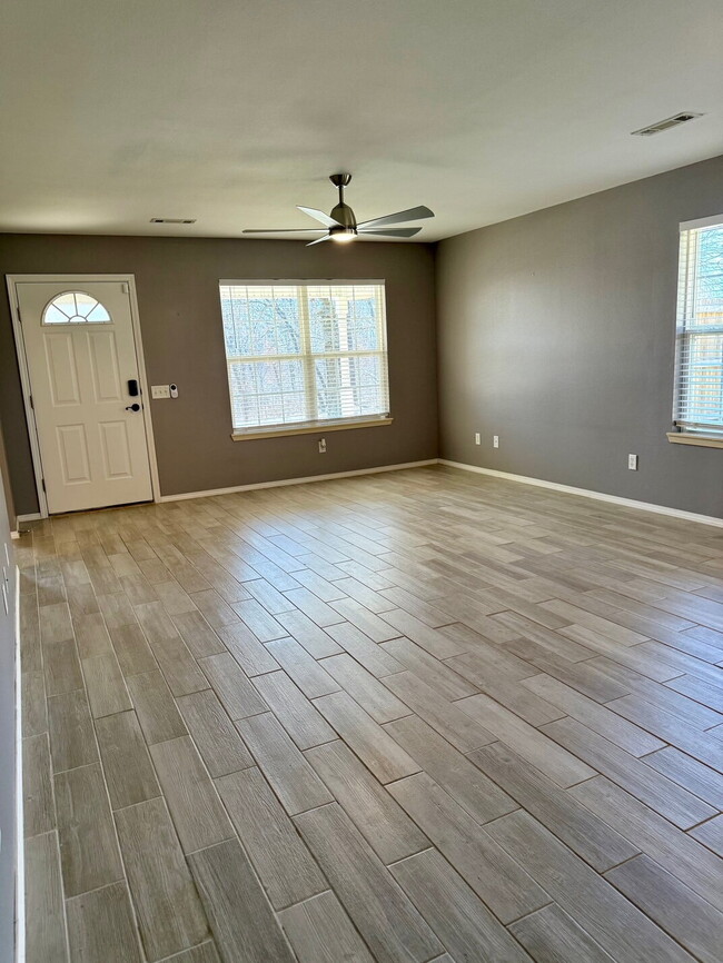 Building Photo - Charming 2-Bedroom in Bella Vista with Large Fenced Backyard!