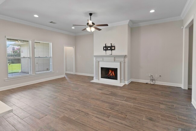 Building Photo - 439 Lake Breeze Dr