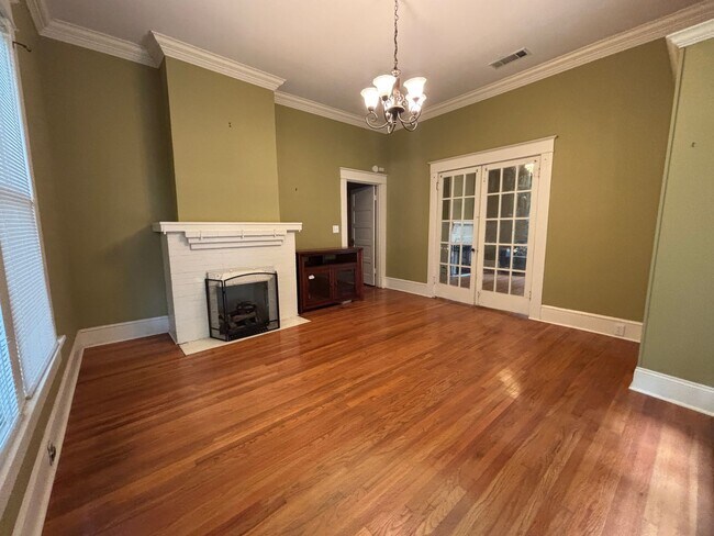 Building Photo - 1/2 OFF FIRST MONTH'S RENT - CHARMING HIGH...