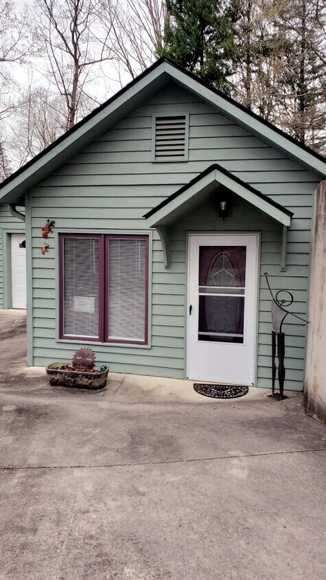 Primary Photo - 101A Mandalay Rd