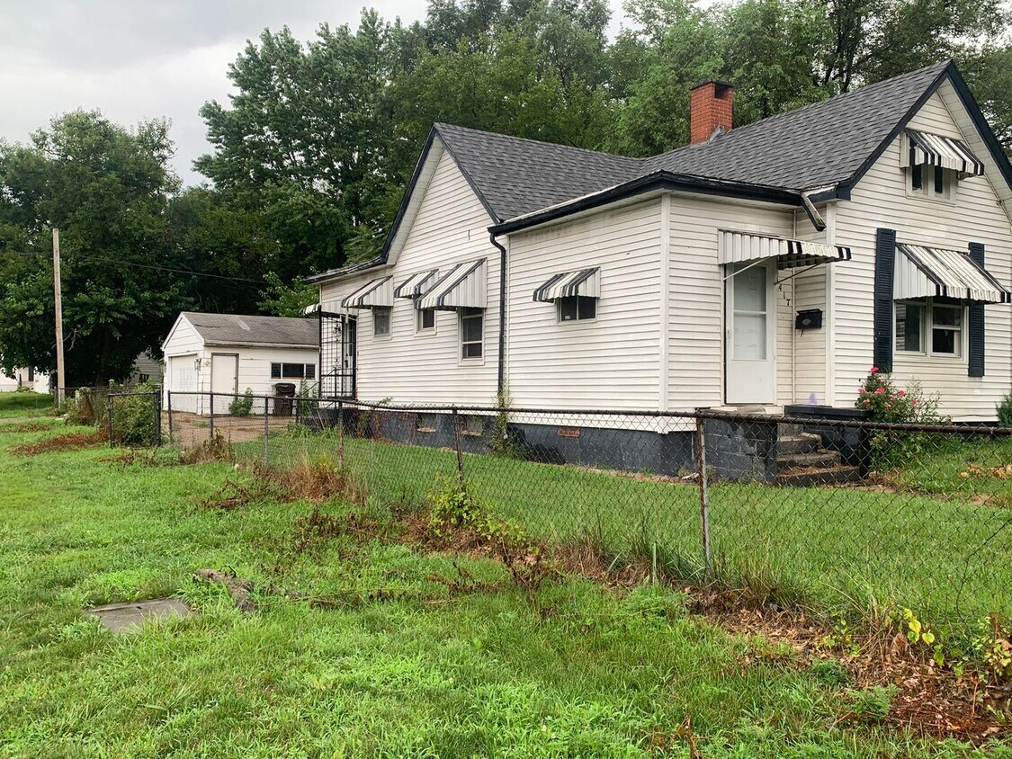 Primary Photo - Introducing a charming 2-bedroom, 1-bathro...