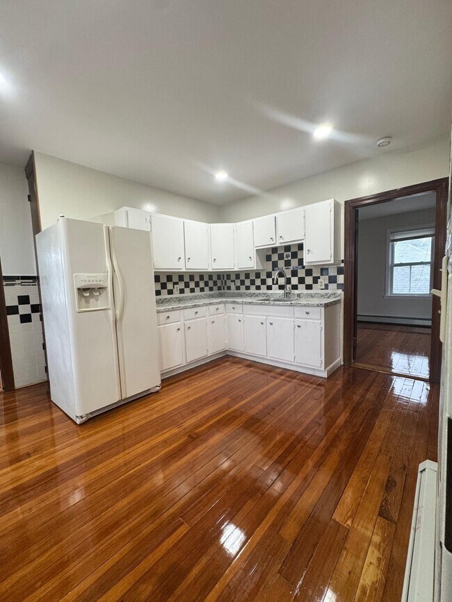 Building Photo - 35 Humes St