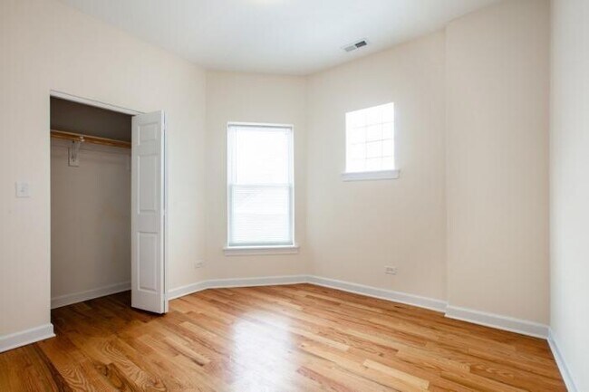 Foto del edificio - 4 bedroom in Chicago IL 60653