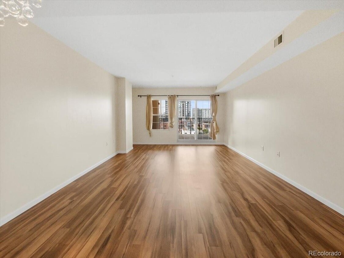 Foto principal - 975 N Lincoln St