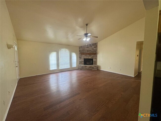 Foto del edificio - 2311 Old FM 440 Rd