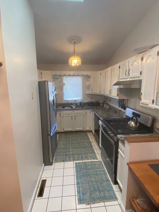 Building Photo - 30 Acorn Ct