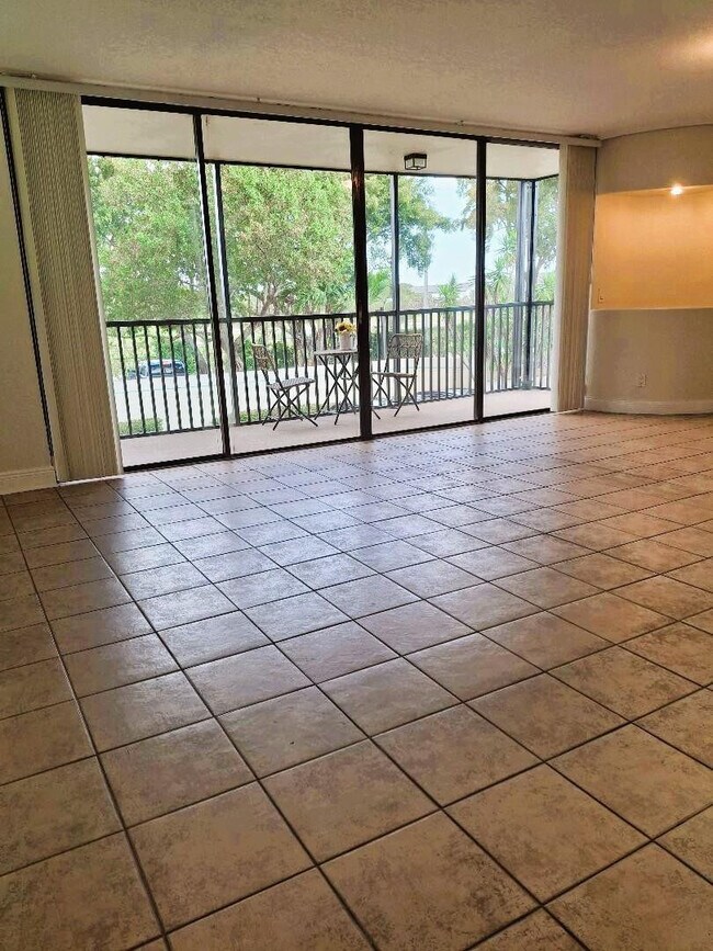 Foto del edificio - 105 Lake Emerald Dr