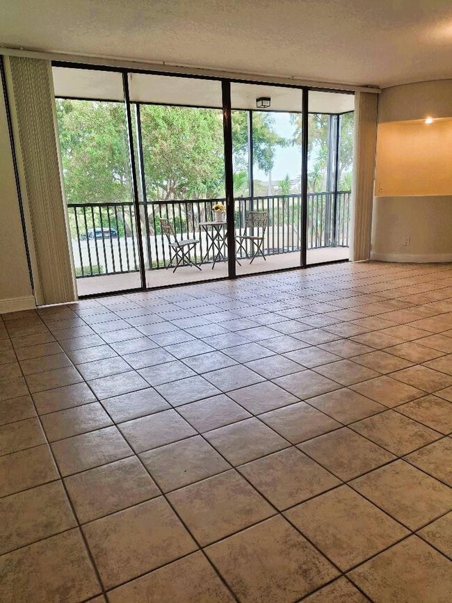 Building Photo - 105 Lake Emerald Dr