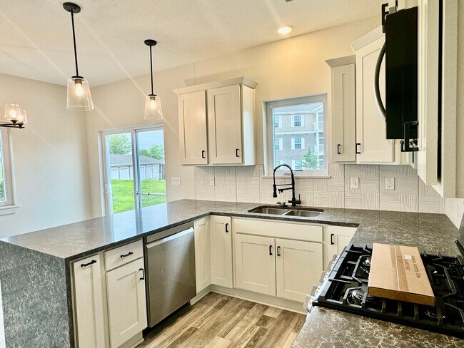 Cocina moderna - 22914 W 72nd Ter