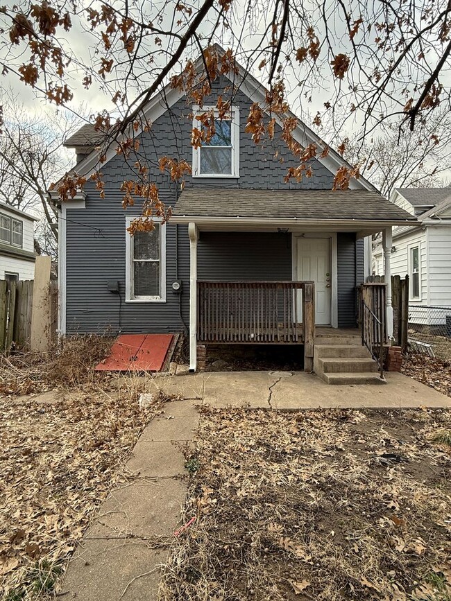 Building Photo - Updated 2 bedroom 1 bath with detached garage