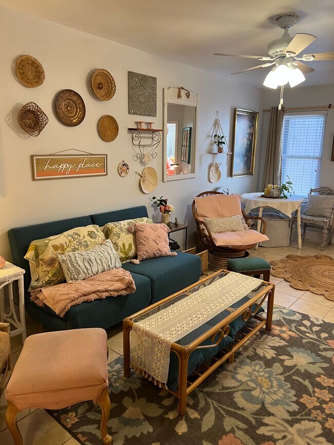 Foto del edificio - 6114 The Oaks Ln