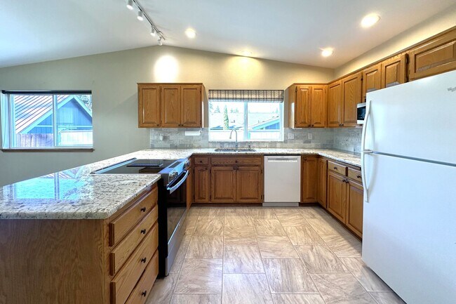 Foto del edificio - Beautiful Rambler in Gated Camaloch Golf community on North Camano Island
