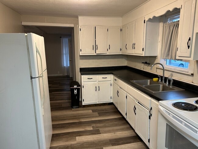 Building Photo - 821 E Woodlawn St