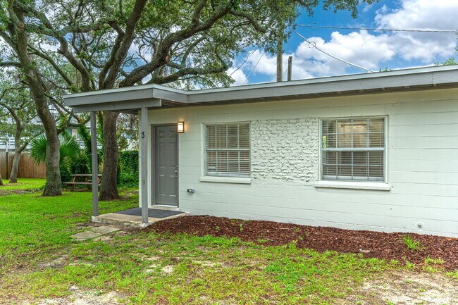Foto del edificio - 718 Eglin Pkwy NE
