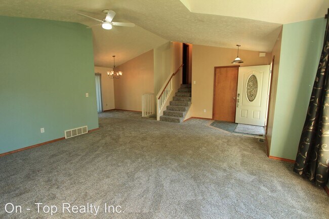 Building Photo - 3 br, 2 bath House - 422 W. Falcon Rd.