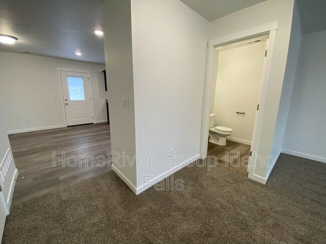 Building Photo - 513 Trails End