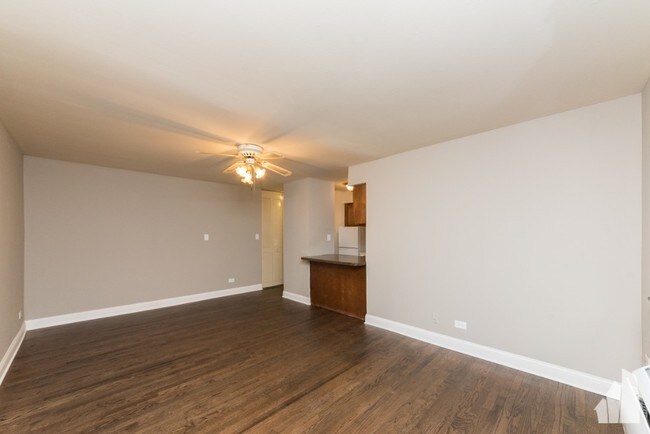 Building Photo - 450 W Aldine Ave