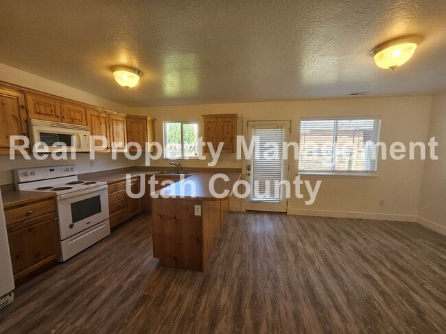 Building Photo - Provo Townhome