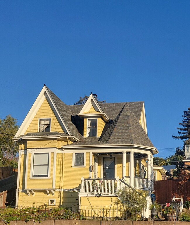 Building Photo - Partially updated one bedroom 1 block from...