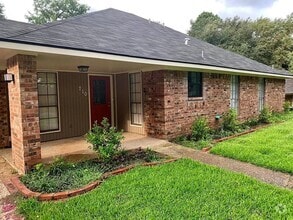 Building Photo - 710 Carriage Dr