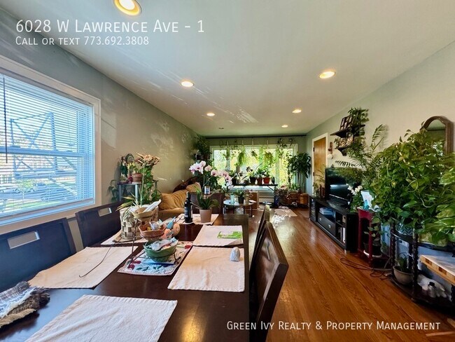 Foto del edificio - Updated 3 Bed in Jefferson Park-Steps from...