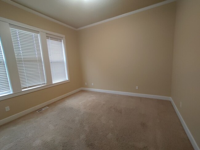 Building Photo - Stunning Renaissance Home, 5 bedroom 3 ful...