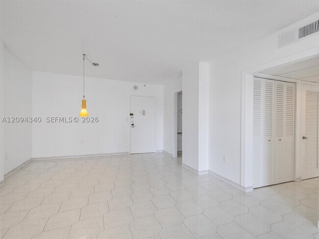 Foto del edificio - 400 Kings Point Dr