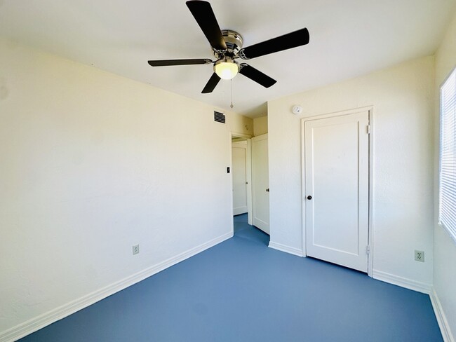 Building Photo - Spacious Private Yard with Washer/Dryer Ho...