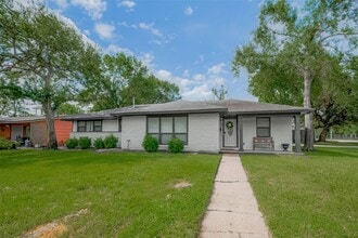 Building Photo - 8057 Ridgeview Dr