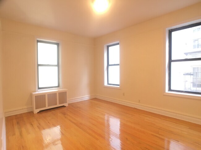 Building Photo - 213 Bennett Ave