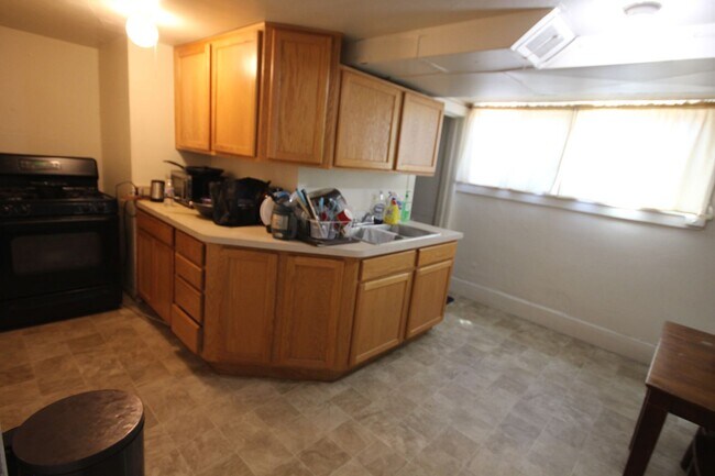 Building Photo - Chang Duplex