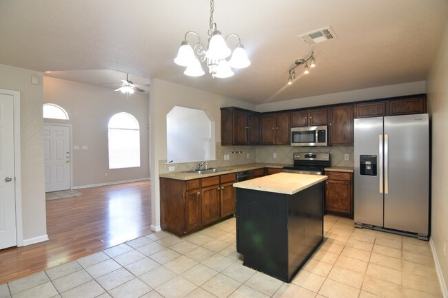 Building Photo - 2202 Price Dr