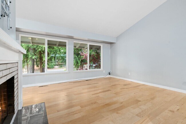 Foto del edificio - Charming 4-Bedroom Split-Level Home in Pou...