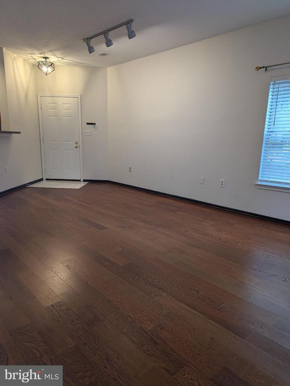 Foto del edificio - 6011 Rosebud Ln