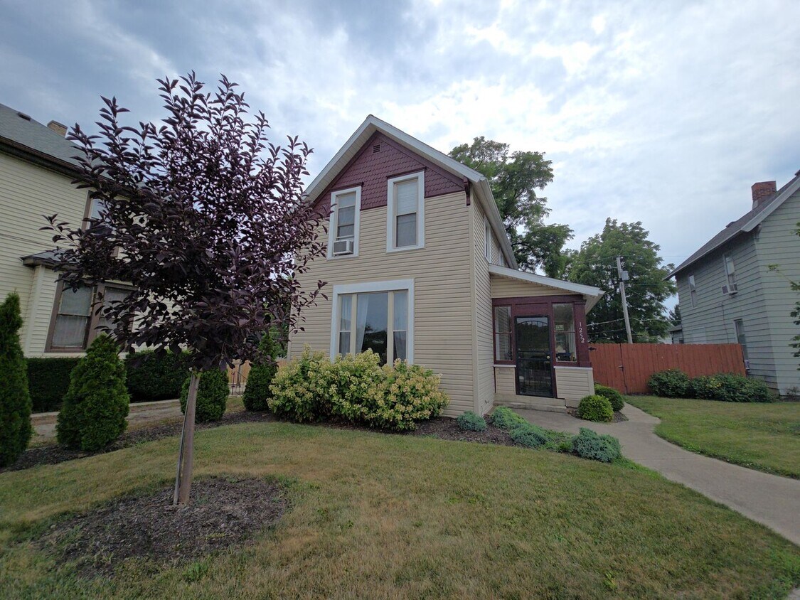 Primary Photo - Charming 2-Bed, 1.5-Bath Single family hom...