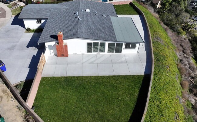 Building Photo - Freshly remodeled, 4 bedroom 2 bath house ...