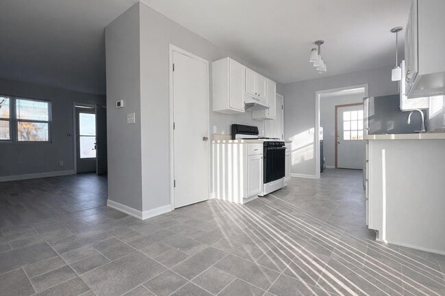 Building Photo - 939 Legion Dr