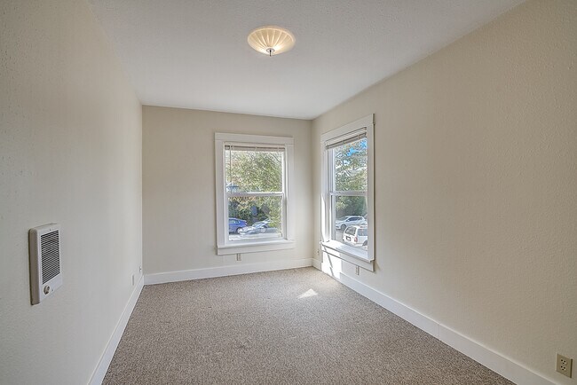 Foto del edificio - 5624 Brooklyn Ave NE