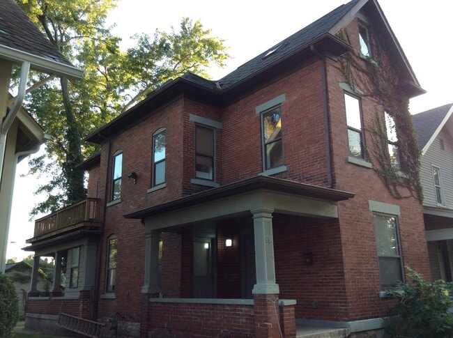 Building Photo - 5 Bedroom brick single family home with ba...
