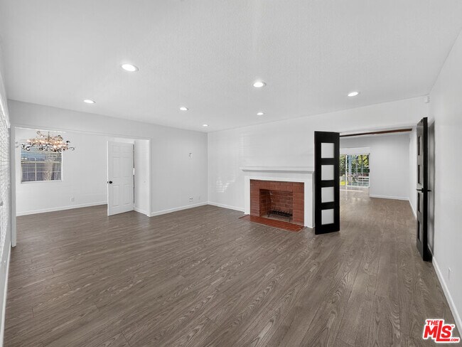 Foto del edificio - 16746 Tupper St