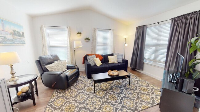 Foto del edificio - 6409 Burns Street Unit 307