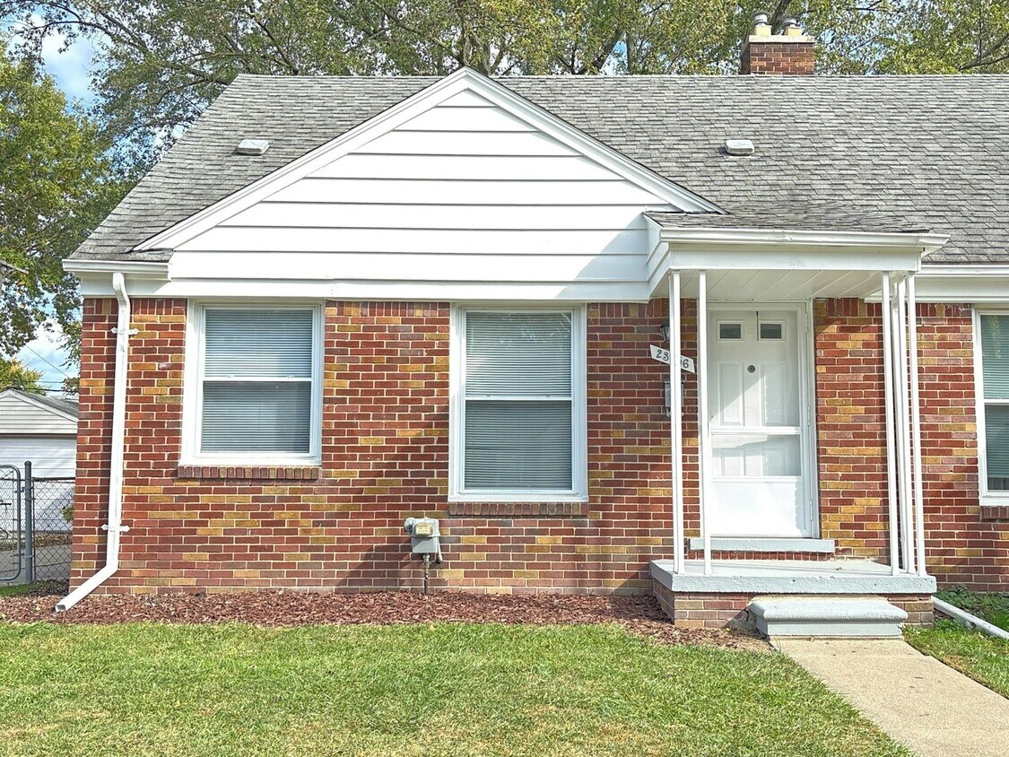 Foto principal - 23756 Brittany Ave