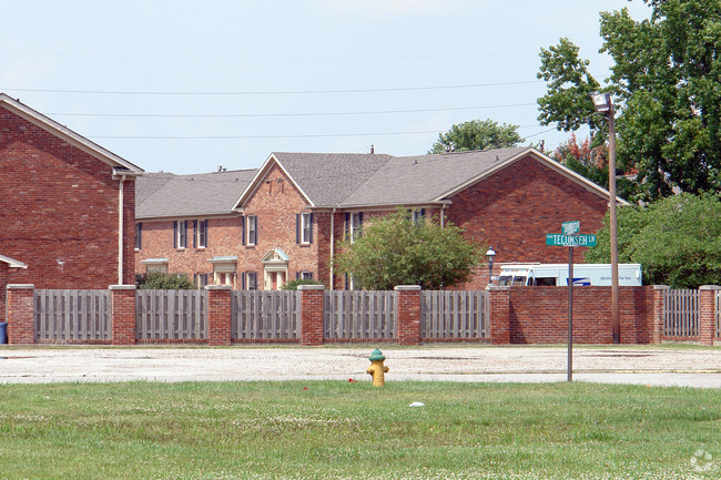 Building Photo - Hampton Court Condominiums