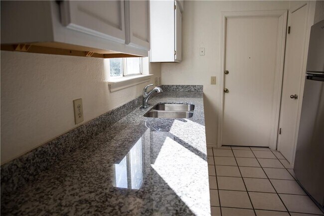 Foto del edificio - 5912 Shreveport Dr