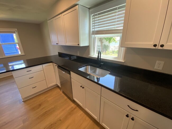 Building Photo - Fully Remodeled 3Bedroom House!