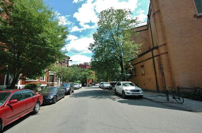 Building Photo - 69 Gainsborough St