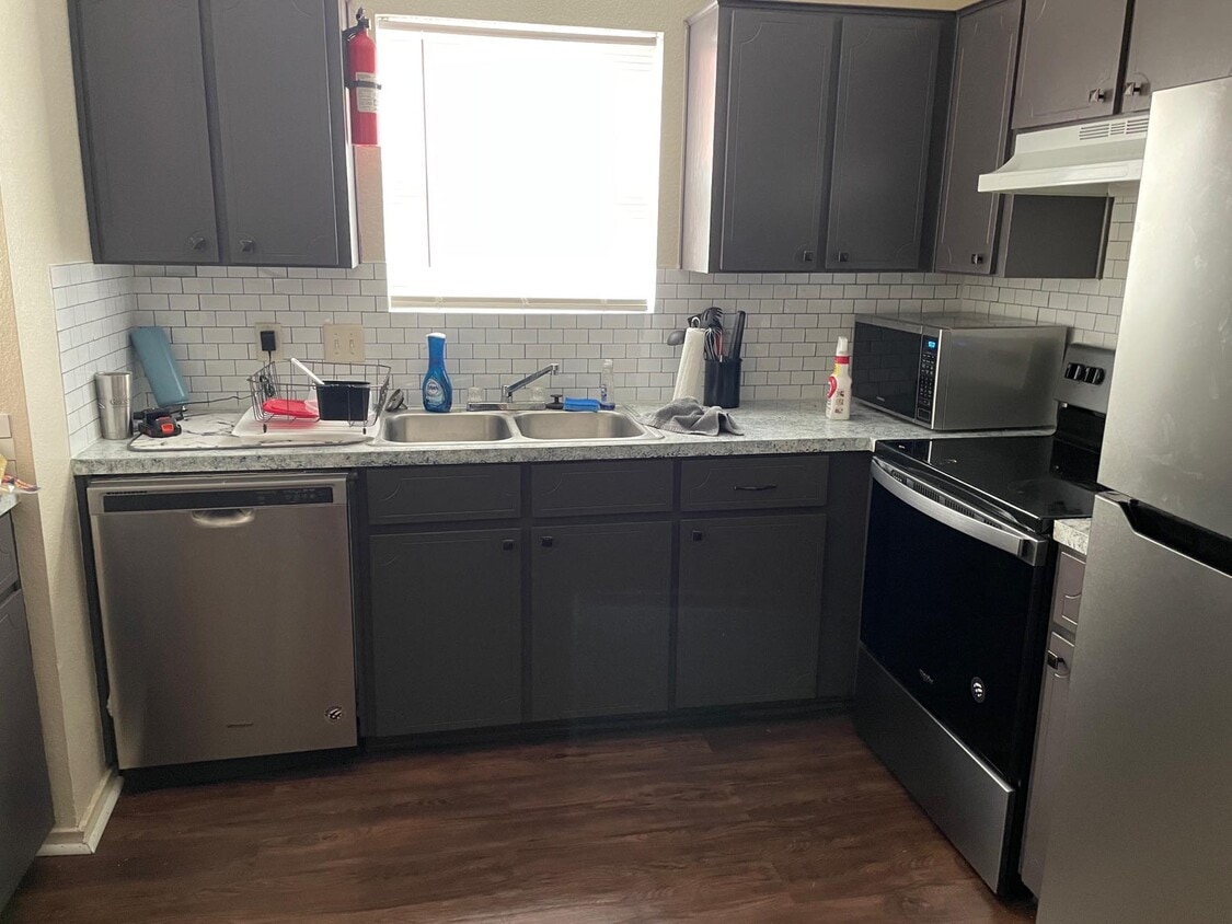 kitchen - 4302 Jeff Scott Dr