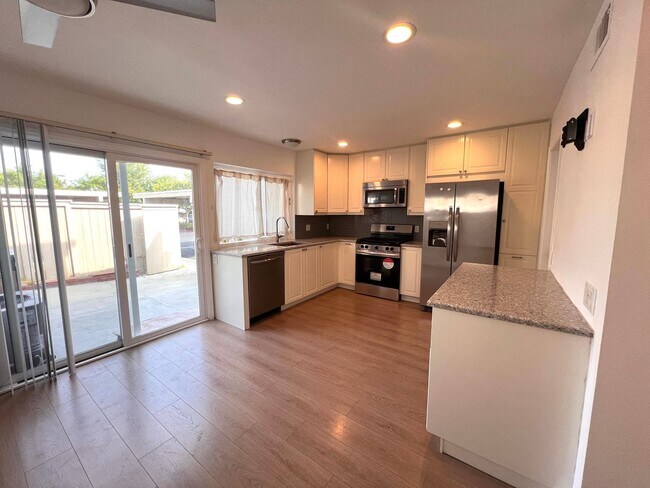 Foto del edificio - Stunning 2 Bedroom located in Irvine.