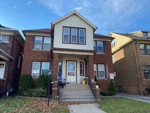 Building Photo - 1127 Beaconsfield Ave